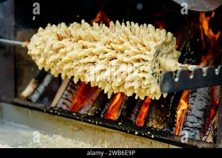 Gâteau traditionnel lituanien appelé sakotis cuit à Kaziukas, une foire annuelle de Pâques à Vilnius, Lituanie Banque D'Images