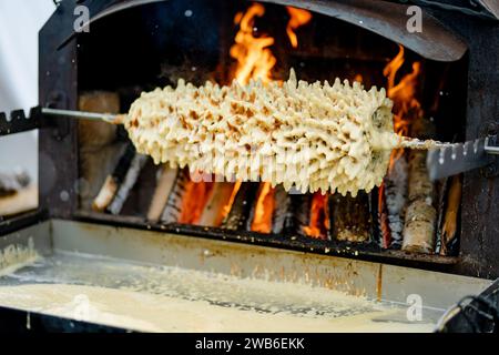 Gâteau traditionnel lituanien appelé sakotis cuit à Kaziukas, une foire annuelle de Pâques à Vilnius, Lituanie Banque D'Images