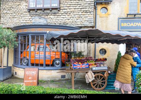 Broadway village dans les Cotswolds et Broadway Deli épicerie avec Fiat 126 voiture italienne dans la fenêtre, Worcestershire, Angleterre, Royaume-Uni, 2023 Banque D'Images