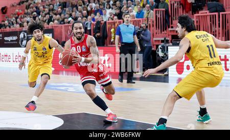 Tuebingen, Deutschland. 08 janvier 2024. V. l. Jhivvan Jackson (Tigers Tuebingen, 56), Otis Livingston (Wuerzburg baskets, 0) et Erol Ersek (Tigers Tuebingen, 11). 08.01.2024, basket-ball, BBL, Tigers Tuebingen Wuerzburg baskets, GER, Tuebingen, Paul Horn-Arena. Crédit : dpa/Alamy Live News Banque D'Images