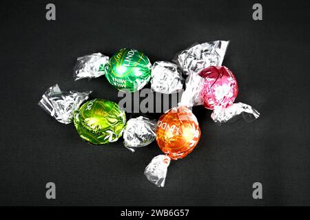 Assortiment de boules de chocolat Lindt Lindor – pays de Galles, Royaume-Uni – 21 novembre 2023 Banque D'Images