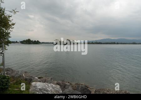 Bregenz, Autriche, 14 septembre 2023 vue sur le lac de Constance par temps nuageux Banque D'Images