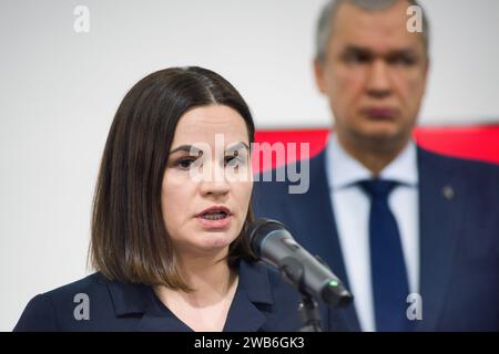 Varsovie, Pologne. 08 janvier 2024. Sviatlana Tsikhanouskaya prend la parole lors d’une conférence de presse à Varsovie. Le chef de l'opposition biélorusse, Sviatlana Tsikhanouskaya, chef du Cabinet unifié de transition du Bélarus, a entamé une visite de trois jours en Pologne. Au cours du point de presse de la soirée, Tsikhanouskaya a déclaré que 2023 a été une année difficile pour les Bélarussiens et que 2024 sera la même. Mais - comme elle l'a dit - les Bélarussiens ont survécu l'année dernière et survivront cette année. « Le plus important est de maintenir l'optimisme, la foi, l'unité et notre énergie », a-t-elle souligné. Crédit : SOPA Images Limited/Alamy Live N. Banque D'Images