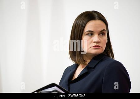 Varsovie, Pologne. 08 janvier 2024. Sviatlana Tsikhanouskaya tient un portrait de son mari, Siarhei Tsikhanouski, prisonnier politique, lors d'une conférence de presse en Biélorussie. Le chef de l'opposition biélorusse, Sviatlana Tsikhanouskaya, chef du Cabinet unifié de transition du Bélarus, a entamé une visite de trois jours en Pologne. Au cours du point de presse de la soirée, Tsikhanouskaya a déclaré que 2023 a été une année difficile pour les Bélarussiens et que 2024 sera la même. Mais - comme elle l'a dit - les Bélarussiens ont survécu l'année dernière et survivront cette année. Crédit : SOPA Images Limited/Alamy Live News Banque D'Images