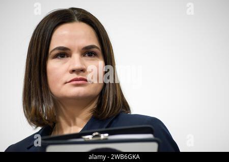 Varsovie, Pologne. 08 janvier 2024. Sviatlana Tsikhanouskaya est vue lors d'une conférence de presse en Biélorussie. Le chef de l'opposition biélorusse, Sviatlana Tsikhanouskaya, chef du Cabinet unifié de transition du Bélarus, a entamé une visite de trois jours en Pologne. Au cours du point de presse de la soirée, Tsikhanouskaya a déclaré que 2023 a été une année difficile pour les Bélarussiens et que 2024 sera la même. Mais - comme elle l'a dit - les Bélarussiens ont survécu l'année dernière et survivront cette année. « Le plus important est de maintenir l'optimisme, la foi, l'unité et notre énergie », a-t-elle souligné. Crédit : SOPA Images Limited/Alamy Live Banque D'Images