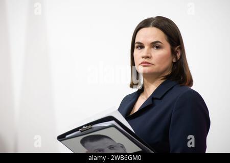 Varsovie, Pologne. 08 janvier 2024. Sviatlana Tsikhanouskaya tient un portrait de son mari, Siarhei Tsikhanouski, prisonnier politique, lors d'une conférence de presse en Biélorussie. Le chef de l'opposition biélorusse, Sviatlana Tsikhanouskaya, chef du Cabinet unifié de transition du Bélarus, a entamé une visite de trois jours en Pologne. Au cours du point de presse de la soirée, Tsikhanouskaya a déclaré que 2023 a été une année difficile pour les Bélarussiens et que 2024 sera la même. Mais - comme elle l'a dit - les Bélarussiens ont survécu l'année dernière et survivront cette année. Crédit : SOPA Images Limited/Alamy Live News Banque D'Images