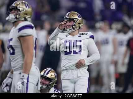 Houston, États-Unis. 08 janvier 2024. Les Huskies de Washington placent le kicker Grady Gross devant son field goal contre les Wolverines du Michigan au premier quart-temps lors du championnat national de football collégial 2024 au NRG Stadium de Houston, Texas, le lundi 8 janvier 2024. Photo de Kevin M. Cox/UPI crédit : UPI/Alamy Live News Banque D'Images