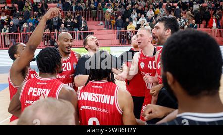 Tuebingen, Deutschland. 08 janvier 2024. Die W?rzburger Mannschaft feiert den Sieg. 08.01.2024, basket-ball, BBL, Tigers Tuebingen Wuerzburg baskets, GER, Tuebingen, Paul Horn-Arena. Crédit : dpa/Alamy Live News Banque D'Images