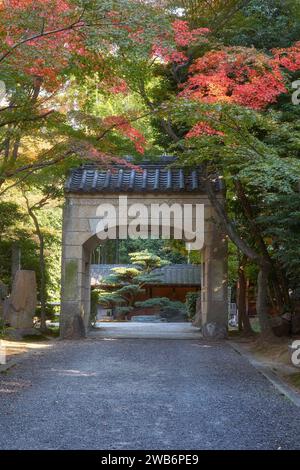 La porte Shomon (avant) du temple Toganji de la secte Soto du bouddhisme. Nagoya. Japon Banque D'Images