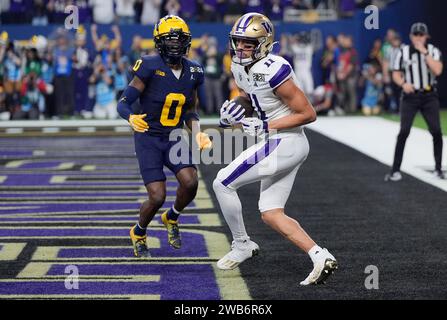 Houston, États-Unis. 08 janvier 2024. Le Wide Receiver des Huskies de Washington Jalen McMillan fait une reprise du quarterback Michael Penix Jr. Dans la zone de fin pour un touchdown au deuxième quart-temps contre les Wolverines du Michigan lors du championnat national de football américain 2024 au NRG Stadium de Houston, Texas, le lundi 8 janvier 2024. Photo de Kevin M. Cox/UPI crédit : UPI/Alamy Live News Banque D'Images