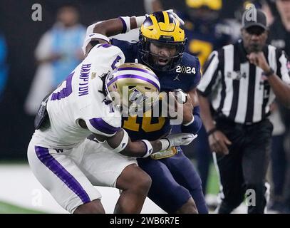 Houston, États-Unis. 08 janvier 2024. Le quarterback des Michigan Wolverines Alex Orji est attaqué par le cornerback des Huskies de Washington Dominique Hampton dans le deuxième quart-temps lors du championnat national de football collégial 2024 au NRG Stadium à Houston, Texas, le lundi 8 janvier 2024. Photo de Kevin M. Cox/UPI crédit : UPI/Alamy Live News Banque D'Images