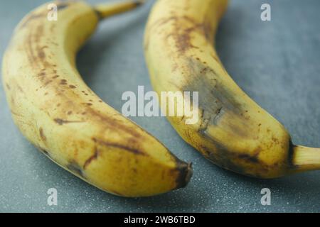 comparer une banane pourrie avec une banane mûre sur fond blanc Banque D'Images