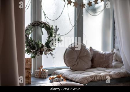 Rebord de fenêtre avec des éléments du nouvel an - arbres de Noël, décorations, boules de Noël. Joyeux Noël et bonne année carte de voeux. Confortable Banque D'Images