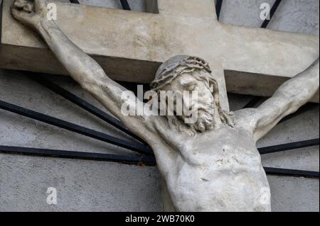 Jésus sur la Croix. En dehors de l'église de Saint Giles (Kirche St. Ägyd) à Gumpendorf, Vienne. Banque D'Images