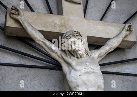 Jésus sur la Croix. En dehors de l'église de Saint Giles (Kirche St. Ägyd) à Gumpendorf, Vienne. Banque D'Images