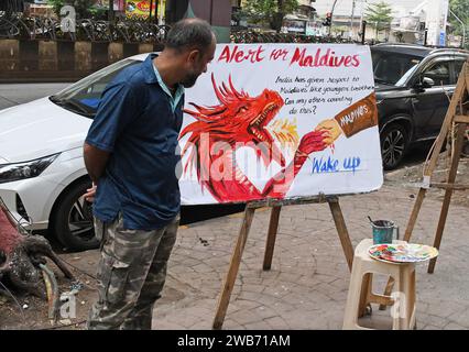 Mumbai, Inde. 08 janvier 2024. Un homme regarde une affiche peinte pour condamner la déclaration des ministres des Maldives sur le Premier ministre indien Narendra Modi et l'Inde en général. Les Indiens se sont rendus sur les réseaux sociaux pour boycotter leur visite aux Maldives pour des vacances en raison de l'insulte au Premier ministre Narendra Modi et à l'Inde en général. (Photo Ashish Vaishnav/SOPA Images/Sipa USA) crédit : SIPA USA/Alamy Live News Banque D'Images