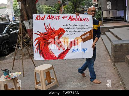 Mumbai, Inde. 08 janvier 2024. Un enseignant de l'école d'art Gurukul porte une affiche peinte pour condamner la déclaration des ministres des Maldives sur le Premier ministre indien Narendra Modi et l'Inde en général. Les Indiens se sont rendus sur les réseaux sociaux pour boycotter leur visite aux Maldives pour des vacances en raison de l'insulte au Premier ministre Narendra Modi et à l'Inde en général. (Photo Ashish Vaishnav/SOPA Images/Sipa USA) crédit : SIPA USA/Alamy Live News Banque D'Images