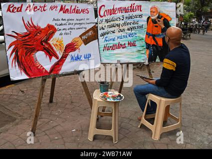 Mumbai, Inde. 08 janvier 2024. Un enseignant de l'école d'art Gurukul peint une affiche condamnant la déclaration des ministres maldives sur le Premier ministre indien Narendra Modi et l'Inde en général. Les Indiens se sont rendus sur les réseaux sociaux pour boycotter leur visite aux Maldives pour des vacances en raison de l'insulte au Premier ministre Narendra Modi et à l'Inde en général. (Photo Ashish Vaishnav/SOPA Images/Sipa USA) crédit : SIPA USA/Alamy Live News Banque D'Images