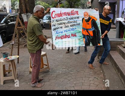 Mumbai, Inde. 08 janvier 2024. Les enseignants de l'école d'art Gurukul portent une affiche peinte pour condamner la déclaration des ministres des Maldives sur le Premier ministre indien Narendra Modi et l'Inde en général. Les Indiens se sont rendus sur les réseaux sociaux pour boycotter leur visite aux Maldives pour des vacances en raison de l'insulte au Premier ministre Narendra Modi et à l'Inde en général. (Photo Ashish Vaishnav/SOPA Images/Sipa USA) crédit : SIPA USA/Alamy Live News Banque D'Images