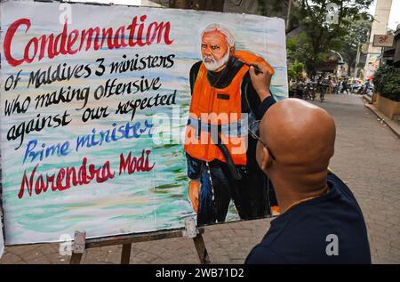 Mumbai, Inde. 08 janvier 2024. Un enseignant de l'école d'art Gurukul peint une affiche condamnant la déclaration des ministres maldives sur le Premier ministre indien Narendra Modi et l'Inde en général. Les Indiens se sont rendus sur les réseaux sociaux pour boycotter leur visite aux Maldives pour des vacances en raison de l'insulte au Premier ministre Narendra Modi et à l'Inde en général. (Photo Ashish Vaishnav/SOPA Images/Sipa USA) crédit : SIPA USA/Alamy Live News Banque D'Images