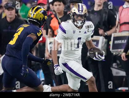 Houston, États-Unis. 08 janvier 2024. Le Wide Receiver des Washington Huskies Rome Odunze court après une réception de 8 yards contre les Michigan Wolverines au troisième quart-temps lors du championnat national de football universitaire 2024 au NRG Stadium de Houston, Texas, le lundi 8 janvier 2024. Photo de Kevin M. Cox/UPI crédit : UPI/Alamy Live News Banque D'Images