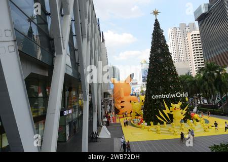 Le centre commercial Central World avec un arbre de Noël géant pendant les vacances de Noël à Bangkok, Thaïlande. Banque D'Images