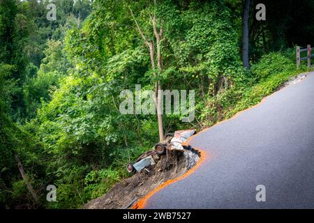 endommagé et effondré une partie de la route en béton en raison d'inondations et de tempêtes Banque D'Images