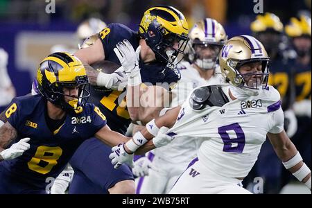 Houston, États-Unis. 08 janvier 2024. Mi-hauteur des Michigan Wolverines Colston Loveland se précipite le ballon dans le quatrième quart-temps contre les Huskies de Washington lors du championnat national des éliminatoires de football collégial 2024 au NRG Stadium de Houston, Texas, le lundi 8 janvier 2024. Photo de Kevin M. Cox/UPI crédit : UPI/Alamy Live News Banque D'Images