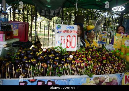 Un vendeur de Mangosteen au marché du week-end Chatuchak à Bangkok, Thaïlande. Banque D'Images