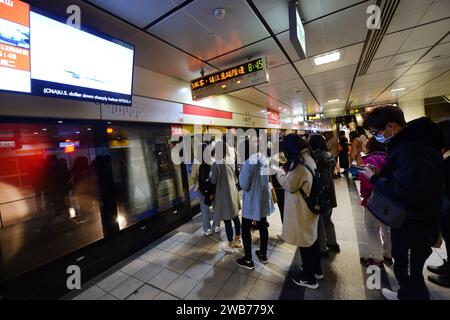 Les passagers voguent pour le train de métro à la station Dongmen à Taipei, Taiwan. Banque D'Images