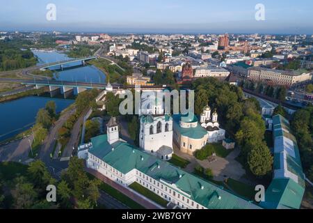 Matin de juillet au-dessus de l'ancien monastère Spaso-Preorazhensky. Yaroslavl, anneau d'or de Russie Banque D'Images