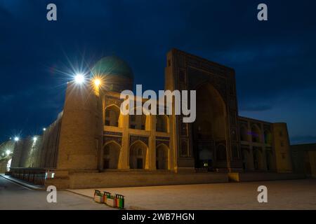 BOUKHARA, OUZBÉKISTAN - 10 SEPTEMBRE 2022 : madrasa médiévale Mir-i-Arab (16e siècle) par un matin nuageux Banque D'Images