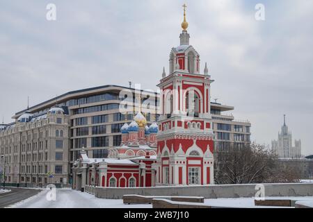 L'ancienne église de St. Georges le victorieux (protection du très Saint Théotokos, 1657) un jour sombre de janvier. Moscou, Russie Banque D'Images