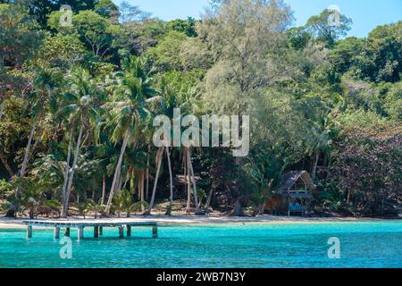 Île de Koh Wai Trat Thaïlande. bungalow cabane en bambou en bois sur la plage Banque D'Images