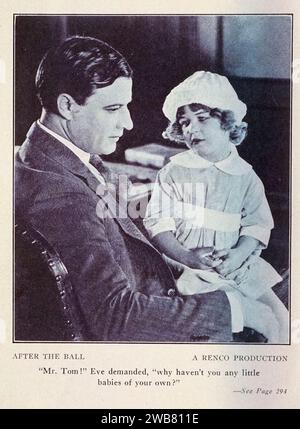 M. Tom ! Eve a exigé, pourquoi n'avez-vous pas de petits bébés de votre propre? Après le bal : une romance de la jeunesse d'aujourd'hui ; illustré avec des scènes du photoplay 'après le ball' produit par Renco film Company ; de la chanson-histoire très populaire du même nom par Charle adaptée par Colwell, James Date de publication 1924 Éditeur Los Angeles, Californie. : The Times-Mirror Press Storyline - Un mari aimant s'amuser est pris pour un bandit et envoyé en prison. Il permet à tout le monde, y compris à sa femme, de penser qu'il est mort. Des années plus tard, il s'échappe de prison et retrouve sa femme et son enfant après le Banque D'Images