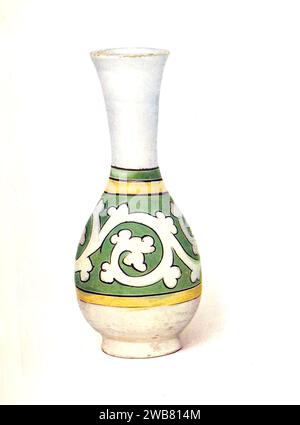 Bouteille de poterie grise avec lavis de barbotine blanche et ornement incisé sous un glaçage, qui a coloré localement la dynastie T'ang verte et jaune. H. 216mm de l'art chinois : cent planches en couleur reproduisant poteries & porcelaines de toutes les époques, jades, laques, peintures, bronzes, meubles, etc., par Hobson, R. L. (Robert Lockhart), 1872-1941 Date de publication 1927 Éditeur New York : The Macmillan Company Banque D'Images