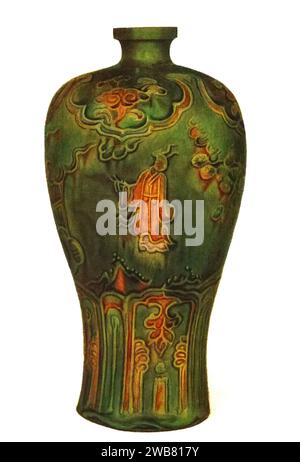 Vase en porcelaine avec des motifs entourés de fils d'argile et coloré avec des glaçures jaunes, blanches et aubergines dans un fond vert profond. Dynastie Ming, XVe siècle. H 304mm de l'art chinois : cent planches en couleur reproduisant poteries & porcelaines de toutes les époques, jades, laques, peintures, bronzes, meubles, etc., par Hobson, R. L. (Robert Lockhart), 1872-1941 Date de publication 1927 Éditeur New York : The Macmillan Company Banque D'Images