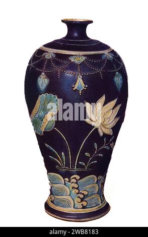 Vase de porcelaine avec des motifs esquissés dans des fils d'argile et lavé avec diverses glaçures colorées dynastie Ming, XVIe siècle. H 368mm de l'art chinois : cent planches en couleur reproduisant poteries & porcelaines de toutes les époques, jades, laques, peintures, bronzes, meubles, etc., par Hobson, R. L. (Robert Lockhart), 1872-1941 Date de publication 1927 Éditeur New York : The Macmillan Company Banque D'Images