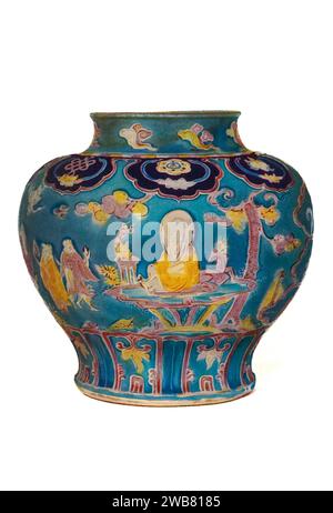 Winejar de porcelaine avec des motifs esquissés dans des fils d'argile lavés avec des glaçures colorées dans un sol turquoise. Dynastie Ming, XVe siècle. H. 333mm de l'art chinois : cent planches en couleur reproduisant poteries & porcelaines de toutes les époques, jades, laques, peintures, bronzes, meubles, etc., par Hobson, R. L. (Robert Lockhart), 1872-1941 Date de publication 1927 Éditeur New York : The Macmillan Company Banque D'Images