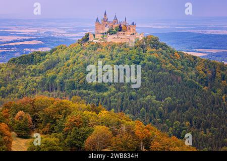 Vue sur le château de Hohenzollern le siège ancestral de la maison impériale de Hohenzollern. Le troisième des trois châteaux en haut d'une colline construit sur le site, il est situé Banque D'Images