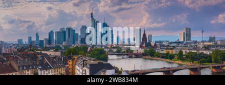 Les nuages se rassemblent dans une large image panoramique au format 3:1 de l'horizon de Francfort-sur-le-main. Cette partie de la ville est également connue sous le nom de Frankfurts Banque D'Images