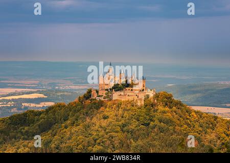 Vue sur le château de Hohenzollern le siège ancestral de la maison impériale de Hohenzollern. Le troisième des trois châteaux en haut d'une colline construit sur le site, il est situé Banque D'Images