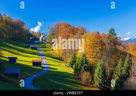 Automne à Wamberg, avec la vue vers l'église de Sainte-Anne. Wamberg est l'un des villages religieux les plus élevés d'Allemagne. Wamberg est proche Banque D'Images