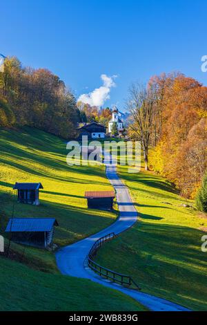 Automne à Wamberg, avec la vue vers l'église de Sainte-Anne. Wamberg est l'un des villages religieux les plus élevés d'Allemagne. Wamberg est proche Banque D'Images