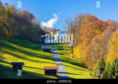 Automne à Wamberg, avec la vue vers l'église de Sainte-Anne. Wamberg est l'un des villages religieux les plus élevés d'Allemagne. Wamberg est proche Banque D'Images