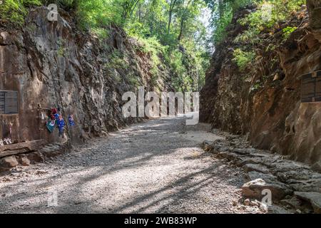 Hellfire Pass (Konyu Cutting) sur le chemin de fer de la mort Thai-Burma, Kanchanaburi, Thaïlande. Banque D'Images