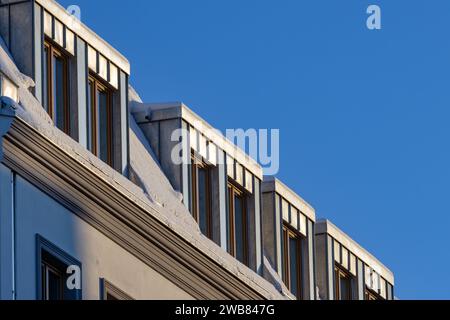 lucarnes avec panneaux métalliques sur le sol du grenier Banque D'Images