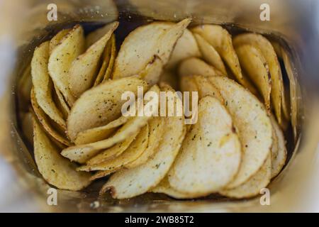 à l'intérieur se trouve un paquet ouvert de chips de pommes de terre. point de collation pour malbouffe grasse. emballage. Un paquet ouvert de chips. Vue d'en haut. vue de dessus. Banque D'Images