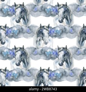 Aquarelle dessinée à la main mignon motif sans couture illustration chevaux arabes sauvages blancs, nuage sur le fond blanc pour tissu, lin, texture de papier peint Banque D'Images