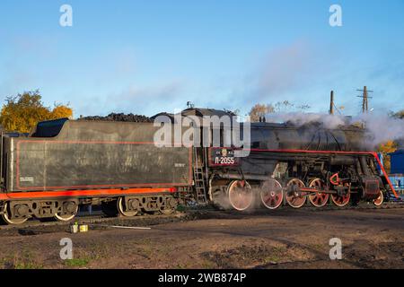 SORTAVALA, RUSSIE - 09 OCTOBRE 2022 : ancienne locomotive à vapeur à la gare de Sortavala, République de Carélie Banque D'Images